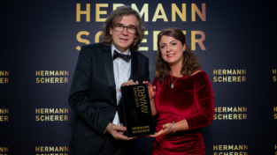 Karin Prem zusammen mit Preisverleiher und Redner-Experte Hermann Scherer. Die 39-Jährige gewann beim Speaker Slam einen der begehrten 'Excellence Awards'.