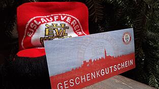 Zwei Stehplätze und ein Fanschal sind heute im Türchen. Zwei Stehplätze und ein Fanschal sind heute im Türchen.