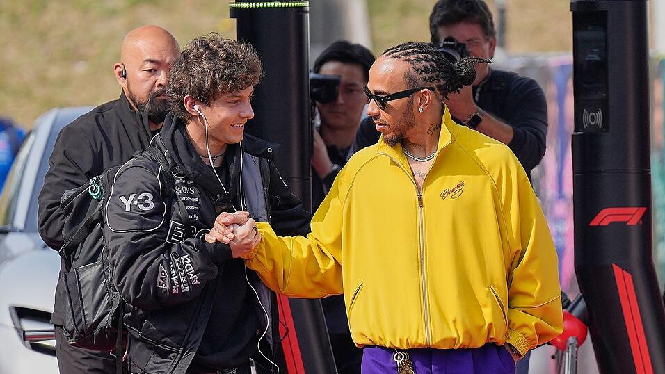 Kimi Antonelli (l) holte sich den Rekord des j&uuml;ngsten WM-F&uuml;hrenden von Lewis Hamilton.