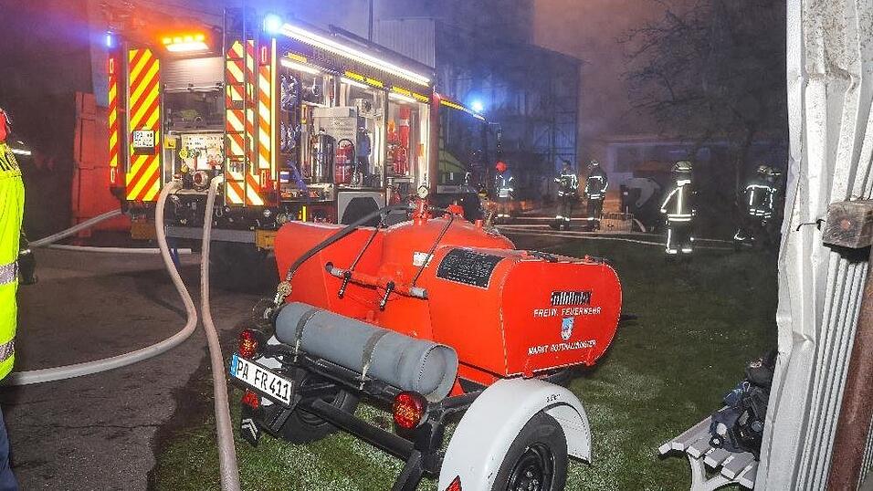In der Nacht auf Mittwoch brannte eine Kerzenfabrik in Rotthalmünster (Kreis Passau). Der Schaden wird aktuell auf rund 250.000 Euro geschätzt.
