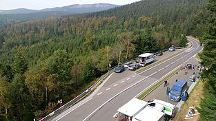 Viechtach wird in den kommenden Wochen Drehort für einen Hollywood-Film. Das Foto von 2017 zeigt Dreharbeiten für die preisgekrönte ARD-Serie 'Das Verschwinden' im Arberland. (Archiv)