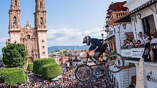 Ein Teilnehmer des Downhill Taxco, im Hintergrund die Kathedrale Santa Prisca im mexikanischen Taxco. Ein Teilnehmer des Downhill Taxco, im Hintergrund die Kathedrale Santa Prisca im mexikanischen Taxco.