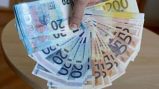 Mit einem falschen Fünfziger wollte ein Mann in Nürnberg bezahlen - erfolglos. (Symbolbild) Mit einem falschen Fünfziger wollte ein Mann in Nürnberg bezahlen - erfolglos. (Symbolbild)