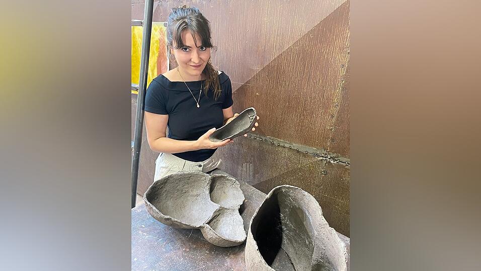 Die Formen des Körpers stehen im Zentrum der Ausstellung in Italien. Dazu hat die Künstlerin Lucia Mirlach einige Abdrücke, beispielsweise von ihrem Bauch in der Schwangerschaft aber auch ihren Füßen gemacht. Die Formen des Körpers stehen im Zentrum der Ausstellung in Italien. Dazu hat die Künstlerin Lucia Mirlach einige Abdrücke, beispielsweise von ihrem Bauch in der Schwangerschaft aber auch ihren Füßen gemacht.