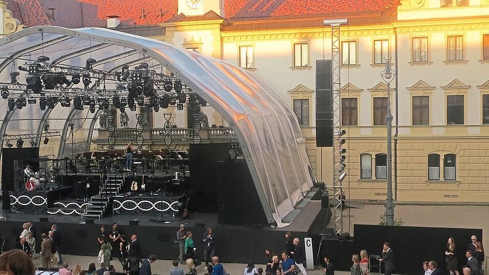 Bis zu 3 000 Menschen versammeln sich allabendliche bei den T&T-Schlossfestspielen. Corona macht ihnen einen Strich durch die Rechnung. Bis zu 3 000 Menschen versammeln sich allabendliche bei den T&T-Schlossfestspielen. Corona macht ihnen einen Strich durch die Rechnung.