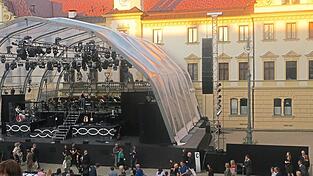 Bis zu 3 000 Menschen versammeln sich allabendliche bei den T&T-Schlossfestspielen. Corona macht ihnen einen Strich durch die Rechnung.