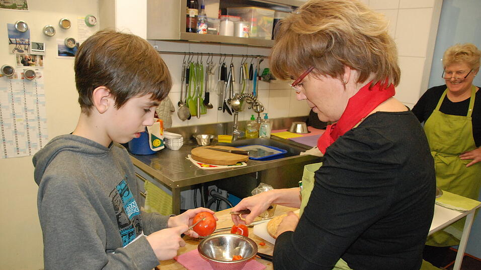 Chefin Margit Resch zeigt Michael wie man Tomaten am besten häutet.