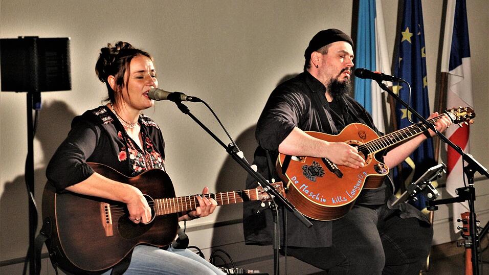 Stimmgewaltig und mit viel Emotion pr&auml;sentieren Susi Raith und Mathias Kellner ihre Lieder