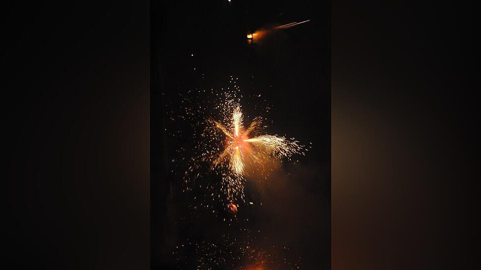 Mit einem bunten Feuerwerk wird die Lampionfahrt 2022 gefeiert.