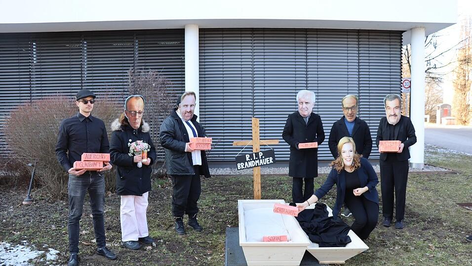 Die Aktivisten stellten, verkleidet als CSU-Politiker, einen Sarg auf.