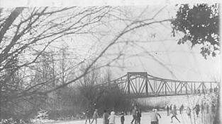 Dieses Winterbild aus dem Jahr 1926 zeigt wohl einen Teil der Isarbr&uuml;cke mit gefrorenem Seitenarm und Schlittschuhl&auml;ufer.