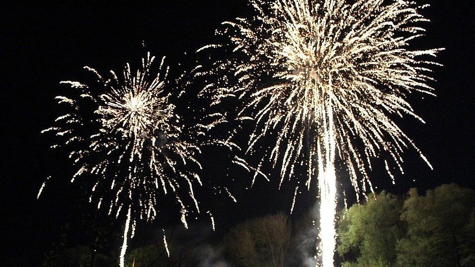 Die Fr&uuml;hjahrsdult 2017 in Landshut neigt sich dem Ende entgegen. Grund genug, noch einmal richtig in den Bierzelten zu feiern - abgerundet vom traditionellen Feuerwerk.