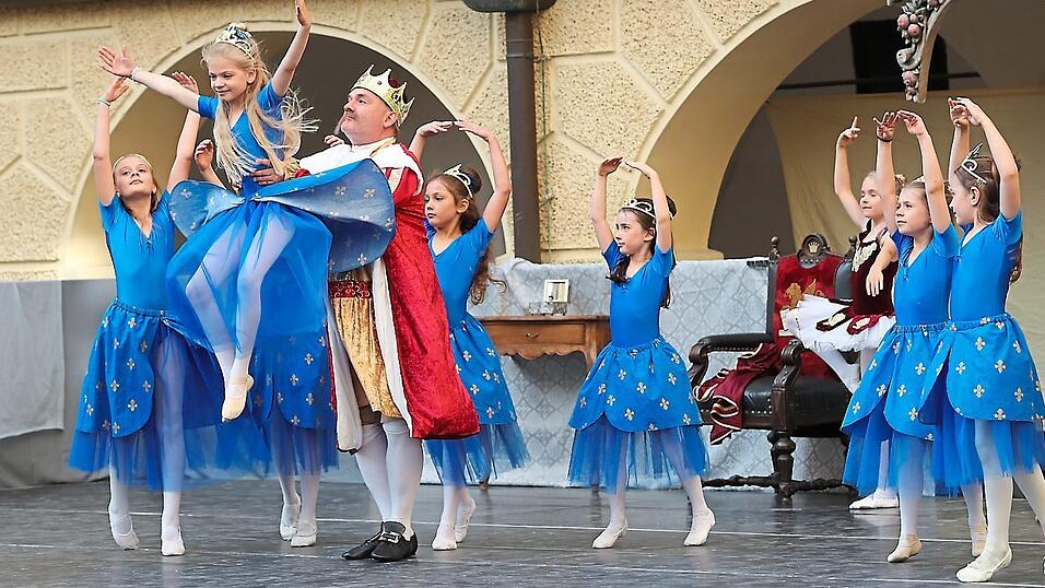 Andreas L&ouml;scher als K&ouml;nig - hier beim Hebefiguren-Einsatz