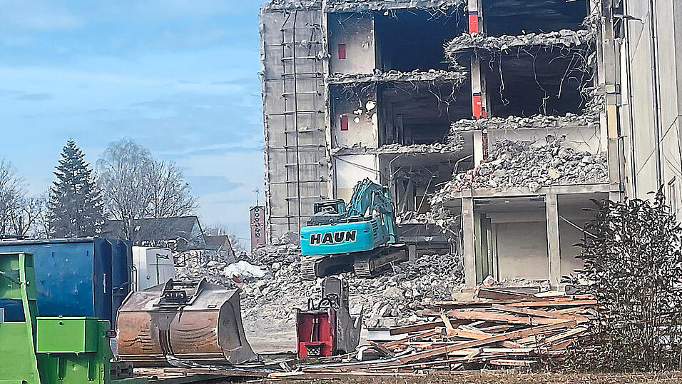 Noch erkennt man die verkohlten Innenw&auml;nde des ehemaligen Lagers. Bald werden auch sie verschwunden sein.