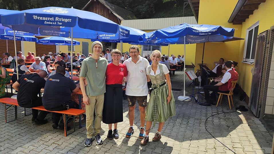 Familie Sch&ouml;nh&auml;rl, bestehend aus Sohn Tobias (v.l.), Margarete, Erich und Tochter Lisa, hatte auf dem Hoffest gute Nachrichten f&uuml;r die langj&auml;hrigen Stammkunden. Diese m&uuml;ssen auch nach der Schlie&szlig;ung des Ladens nicht ganz auf die Metzgerwaren verzichten.