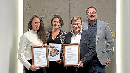 ViGeB*-Projektleiterin Hannah Krohn, die Leiterin Personalentwicklung der KJF Julia Punk, KJF-Direktor Michael Eibl und der Gesamtleiter des B.B.W. St. Franziskus Abensberg Frank Baumgartner (v.l.) mit der gezeichneten Charta der Vielfalt.