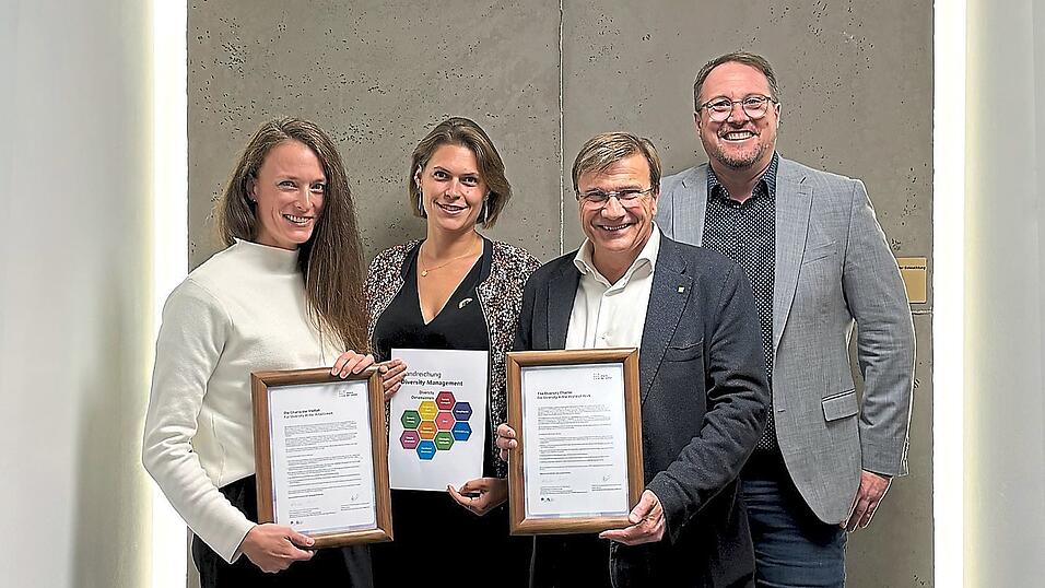 ViGeB*-Projektleiterin Hannah Krohn, die Leiterin Personalentwicklung der KJF Julia Punk, KJF-Direktor Michael Eibl und der Gesamtleiter des B.B.W. St. Franziskus Abensberg Frank Baumgartner (v.l.) mit der gezeichneten Charta der Vielfalt.