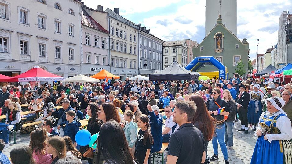 Am Ludwigsplatz war einiges los. Vor der B&uuml;hne versammelten sich interessierte Zuschauer.