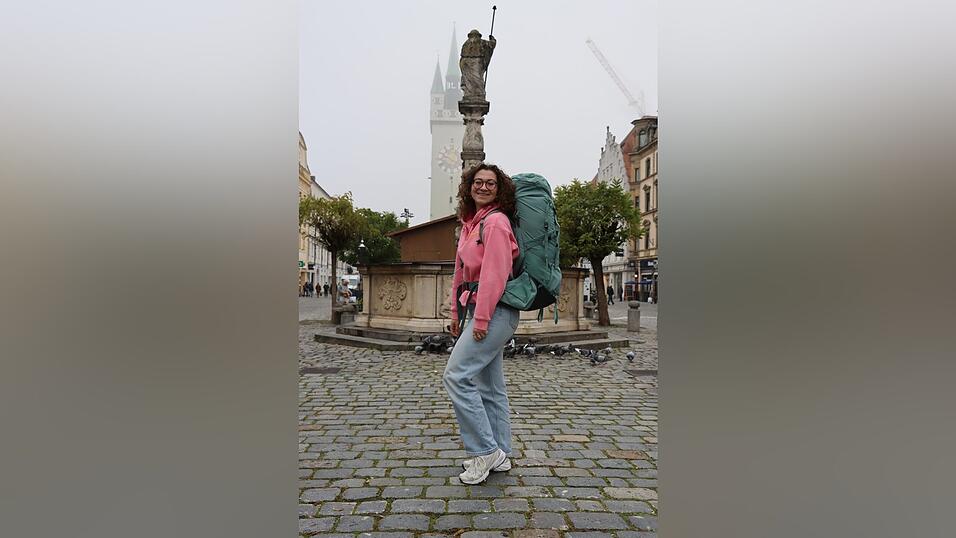 Der Rucksack ist bereits gepackt und wiegt über zwölf Kilogramm. Besonders ihre Kamera darf nicht fehlen.