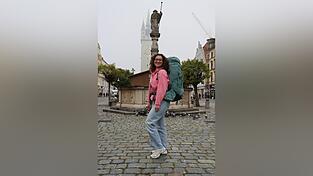 Der Rucksack ist bereits gepackt und wiegt über zwölf Kilogramm. Besonders ihre Kamera darf nicht fehlen.