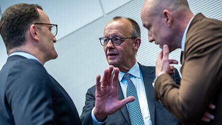 Für sie geht es um viel (v. l.): Fraktionsvorsitzender Jens Spahn (CDU), Bundeskanzler Friedrich Merz (CDU), CSU-Landesgruppenchef Alexander Hoffmann. Für sie geht es um viel (v. l.): Fraktionsvorsitzender Jens Spahn (CDU), Bundeskanzler Friedrich Merz (CDU), CSU-Landesgruppenchef Alexander Hoffmann.