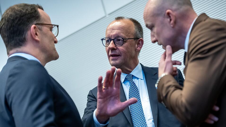 Für sie geht es um viel (v. l.): Fraktionsvorsitzender Jens Spahn (CDU), Bundeskanzler Friedrich Merz (CDU), CSU-Landesgruppenchef Alexander Hoffmann. Für sie geht es um viel (v. l.): Fraktionsvorsitzender Jens Spahn (CDU), Bundeskanzler Friedrich Merz (CDU), CSU-Landesgruppenchef Alexander Hoffmann.