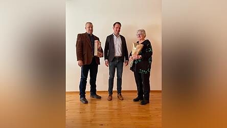 Der Vertriebsleiter der Mediengruppe Attenkofer Florian Liebl (Mitte) und Robert Sch&auml;ffler vom LZ-Au&szlig;endienst dankten Elvira Nitzek f&uuml;r 45 Jahre als zuverl&auml;ssige Austr&auml;gerin in Diensten des Verlags.