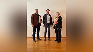 Der Vertriebsleiter der Mediengruppe Attenkofer Florian Liebl (Mitte) und Robert Sch&auml;ffler vom LZ-Au&szlig;endienst dankten Elvira Nitzek f&uuml;r 45 Jahre als zuverl&auml;ssige Austr&auml;gerin in Diensten des Verlags.