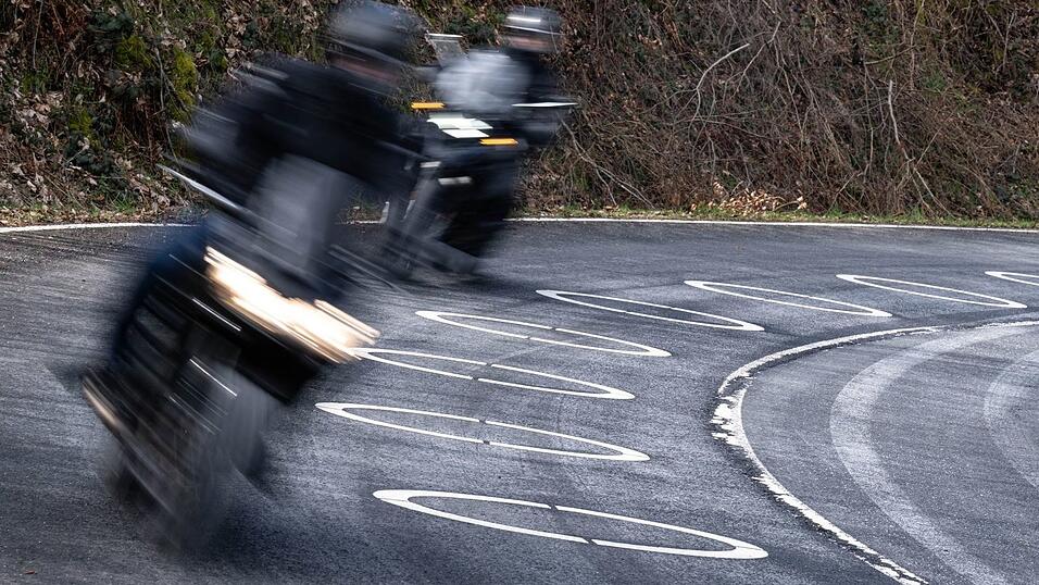 Ein verurteilter Straftäter ist bei einem Freigang mit seinem Motorrad davongefahren. (Symbolbild) Ein verurteilter Straftäter ist bei einem Freigang mit seinem Motorrad davongefahren. (Symbolbild)