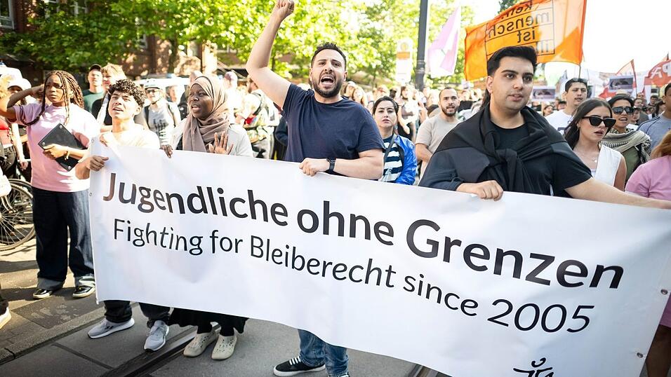 Lokal bilden sich immer wieder Unterst&uuml;tzerkreise, um die Abschiebung einzelner Ausreisepflichtiger zu verhindern. Bei dieser Demonstration in Bremen forderten Aktivisten generell gro&szlig;z&uuml;gigere Regelungen f&uuml;r Migranten ohne Aufenthaltserlaubnis. (Symbolbild)