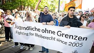 Lokal bilden sich immer wieder Unterstützerkreise, um die Abschiebung einzelner Ausreisepflichtiger zu verhindern. Bei dieser Demonstration in Bremen forderten Aktivisten generell großzügigere Regelungen für Migranten ohne Aufenthaltserlaubnis. (Symbolbild) Lokal bilden sich immer wieder Unterstützerkreise, um die Abschiebung einzelner Ausreisepflichtiger zu verhindern. Bei dieser Demonstration in Bremen forderten Aktivisten generell großzügigere Regelungen für Migranten ohne Aufenthaltserlaubnis. (Symbolbild)