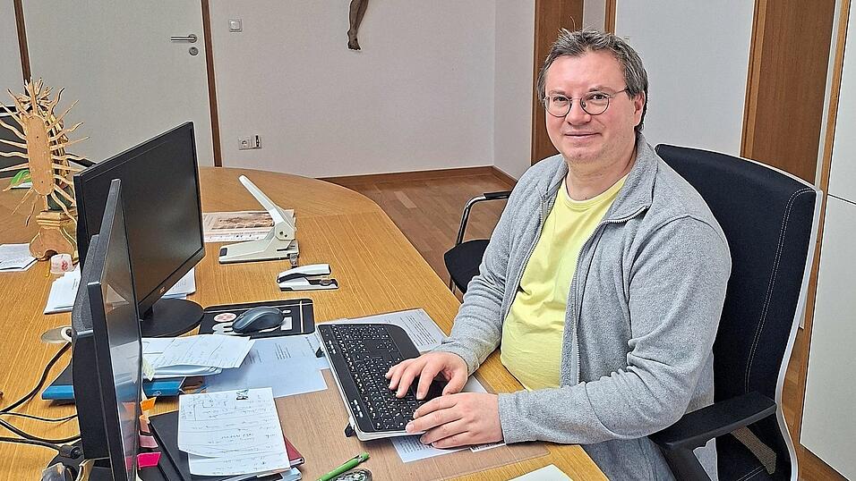 Am Sonntag wird Stadtpfarrer Alexander Dyadychenko seinen ersten Gottesdienst nach seiner OP feiern. Am Sonntag wird Stadtpfarrer Alexander Dyadychenko seinen ersten Gottesdienst nach seiner OP feiern.