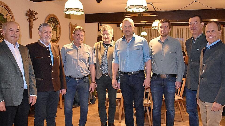 Die neue Vorstandschaft mit (v.r.) Leonhard Berger, Hubert Ertlmaier, Johannes Amberger, Gerhard Putz, Alois Hufnagel und Markus Zieglmaier sowie den verabschiedeten Anton Pfaller und Georg Huber.