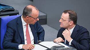 Kanzler Merz stellt sich hinter Unionsfraktionschef Spahn.