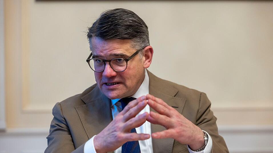 Bei den Kommunalwahlen entscheidet sich nach den Worten von Regierungschef Rhein, wie die Menschen &laquo;zur Politik stehen und wie sie die Demokratie bewerten&raquo;.