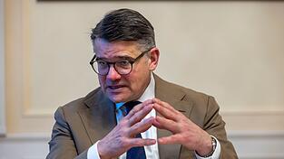 Bei den Kommunalwahlen entscheidet sich nach den Worten von Regierungschef Rhein, wie die Menschen «zur Politik stehen und wie sie die Demokratie bewerten». Bei den Kommunalwahlen entscheidet sich nach den Worten von Regierungschef Rhein, wie die Menschen «zur Politik stehen und wie sie die Demokratie bewerten».