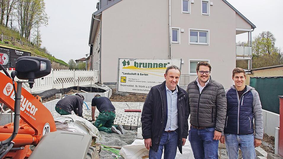 Josef Sch&uuml;tz, Daniel Reichl und Raphael Beil (von links) auf der Baustelle an der Straubinger Stra&szlig;e.