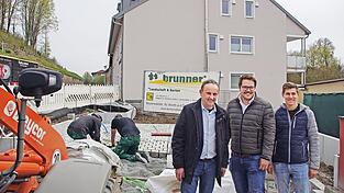 Josef Sch&uuml;tz, Daniel Reichl und Raphael Beil (von links) auf der Baustelle an der Straubinger Stra&szlig;e.