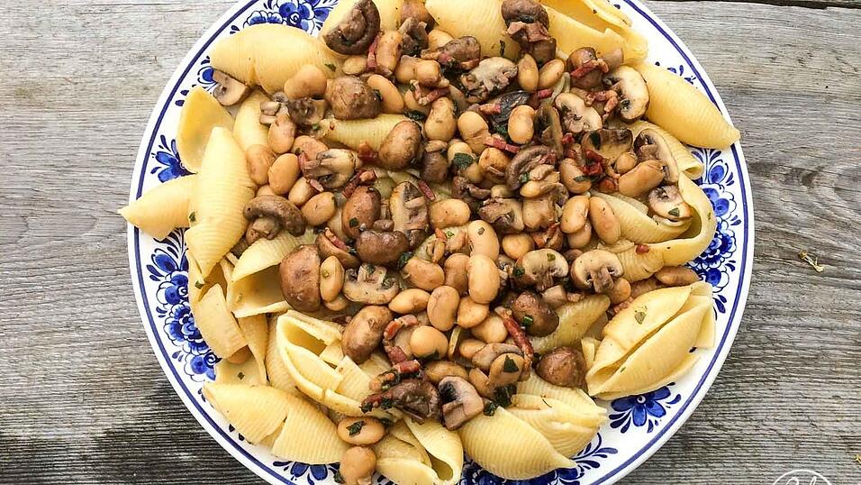 Diese Woche empfehlen die Blogger von cooknsoul.de eine unkomplizierte Bohnensauce mit Pilzen und Pasta. Diese Woche empfehlen die Blogger von cooknsoul.de eine unkomplizierte Bohnensauce mit Pilzen und Pasta.
