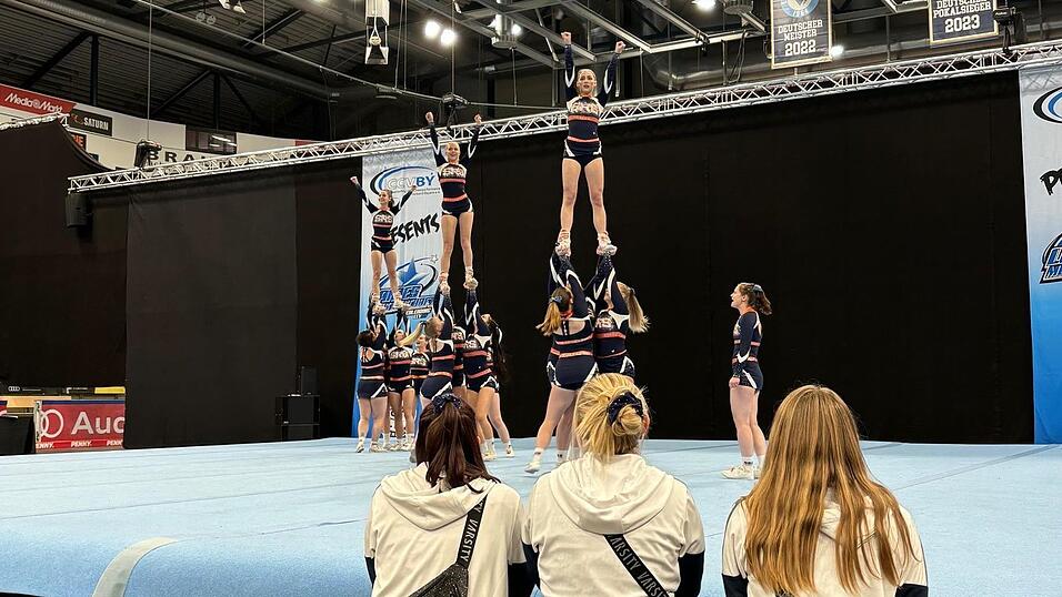 Drei Stunts während einer Routine: Die drei Trainerinnen verfolgen den Auftritt der Senior Cheerleaderinnen der Straubing Spiders am Samstagnachmittag bei der Landesmeisterschaft in Ingolstadt. Drei Stunts während einer Routine: Die drei Trainerinnen verfolgen den Auftritt der Senior Cheerleaderinnen der Straubing Spiders am Samstagnachmittag bei der Landesmeisterschaft in Ingolstadt.