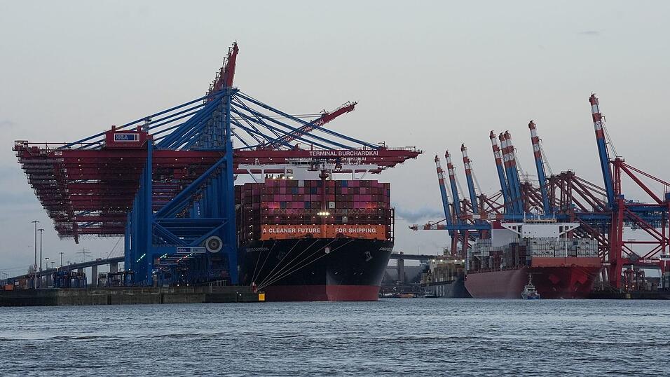 Containerschiffe von Hapag-Lloyd und Maersk liegen im Hamburger Hafen. (Archivbild) Containerschiffe von Hapag-Lloyd und Maersk liegen im Hamburger Hafen. (Archivbild)