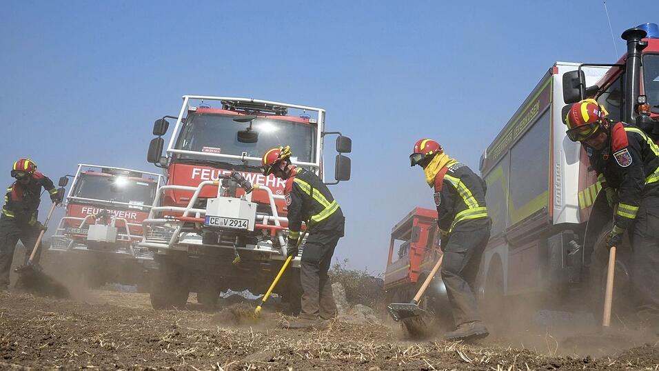 Neben Kollegen aus anderen europäischen Ländern sind auch 67 Feuerwehrleute mit ihren Fahrzeugen aus Niedersachsen und Nordrhein-Westfalen in Spanien im Einsatz.