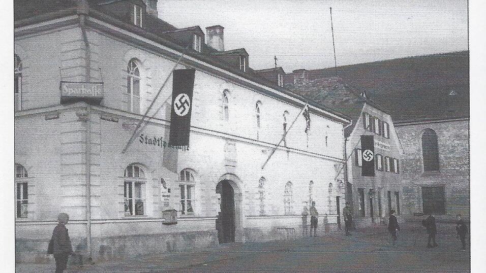 Ab 1933 wehte in und am Rathaus die Hakenkreuzfahne.