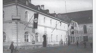 Ab 1933 wehte in und am Rathaus die Hakenkreuzfahne.