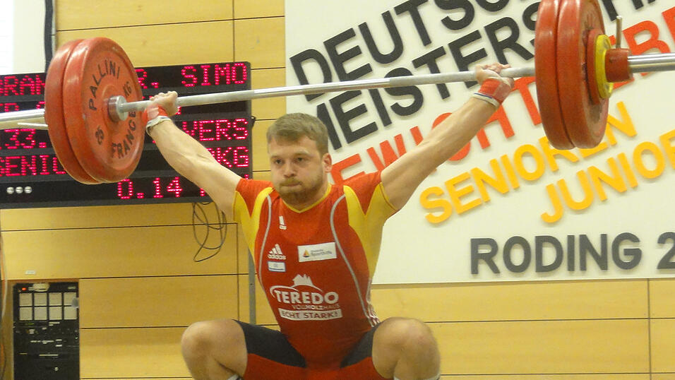 Simon Brandhuber gewann bei der U23-Europameisterschaft im Gewichtheben die Bronzemedaille (Foto: Hecht). Simon Brandhuber gewann bei der U23-Europameisterschaft im Gewichtheben die Bronzemedaille (Foto: Hecht).
