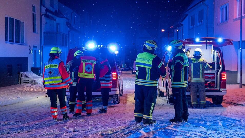 Zahlreiche Rettungskräfte eilten zum Unfallort. Zahlreiche Rettungskräfte eilten zum Unfallort.
