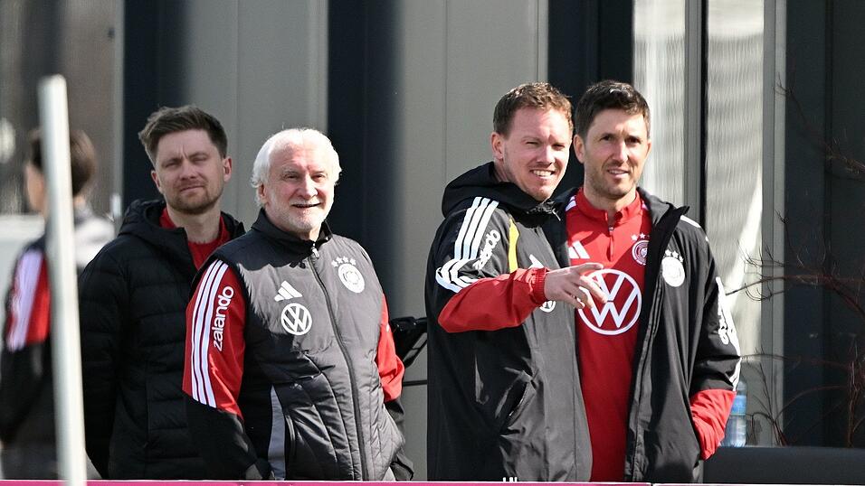 Gute Laune im sonnigen Franken: Sportdirektor Rudi V&ouml;ller (v.l.), Bundestrainer Julian Nagelsmann und Assistenzcoach Benjamin Gl&uuml;ck beim Training.
