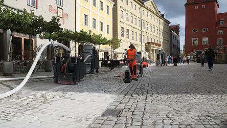 In mehreren Schritten wird derzeit das Pflaster vom Watmarkt bis zum Haidplatz abgeschliffen. Der so geschaffene, 275 Meter lange, Weg soll an geschnittenes, weniger holpriges Pflaster anschlie&szlig;en.