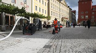 In mehreren Schritten wird derzeit das Pflaster vom Watmarkt bis zum Haidplatz abgeschliffen. Der so geschaffene, 275 Meter lange, Weg soll an geschnittenes, weniger holpriges Pflaster anschließen. In mehreren Schritten wird derzeit das Pflaster vom Watmarkt bis zum Haidplatz abgeschliffen. Der so geschaffene, 275 Meter lange, Weg soll an geschnittenes, weniger holpriges Pflaster anschließen.