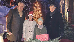 Im Rahmen des Christkindlmarktes wurden am Sonntagabend die Gewinner gezogen. Bernd Friebe (links) moderierte. Von der Heimatzeitung standen Georg Hagl und Monika Bichlmeier Gl&uuml;cksfee Lisa zur Seite.
